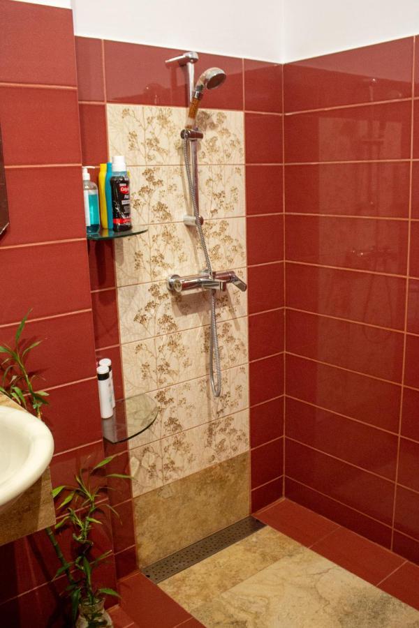 Yox Apartment 1 ออราแด ภายนอก รูปภาพ